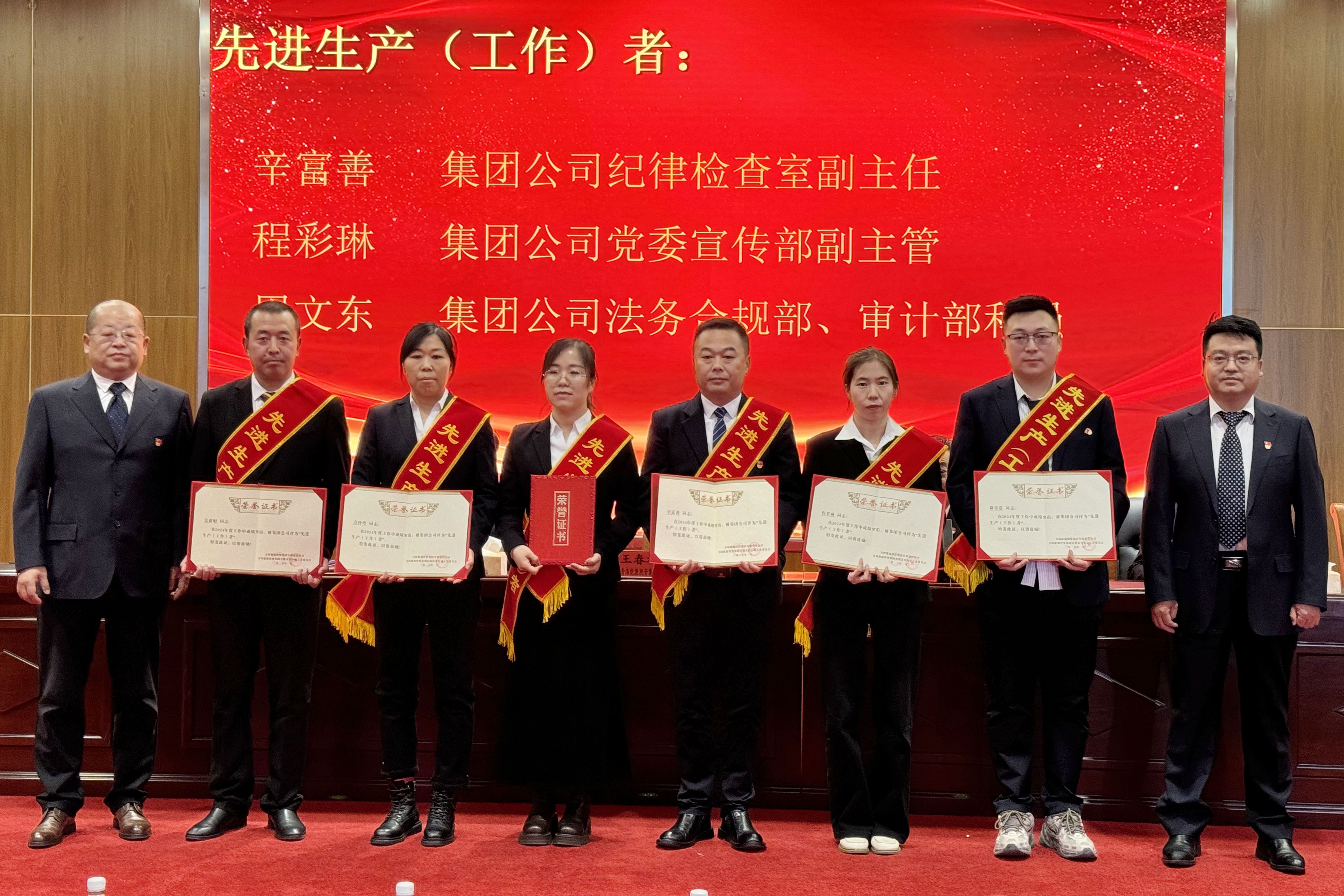 先進(jìn)工作者頒獎.jpg